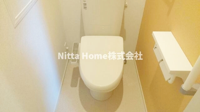 ルミエール周枳Aのトイレ|上にはトイレットペーパーなどをストックできる棚がついています◎
