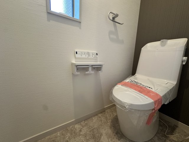 茅ヶ崎市松風台　新築一戸建てのトイレ