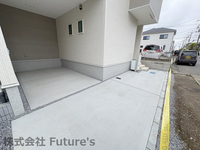吉川市保　新築戸建　全2棟　1号棟の駐車場|カースペース2台可！1台はビルトインガレージで大切なお車を雨から守れます