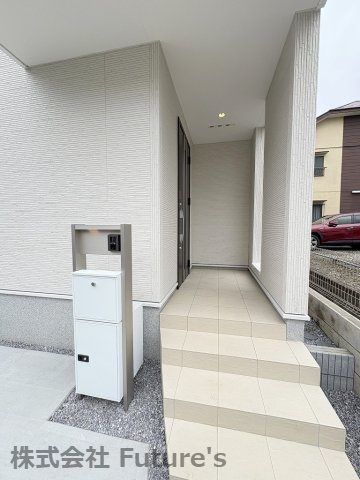 吉川市保　新築戸建　全2棟　1号棟のエントランス|不在時に便利な宅配BOX完備