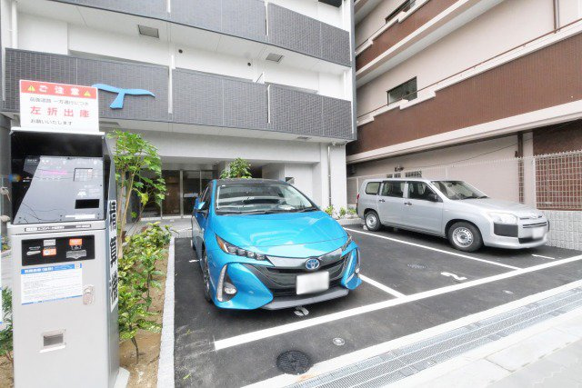 セレニテ新大阪ミラク弐番館の駐車場
