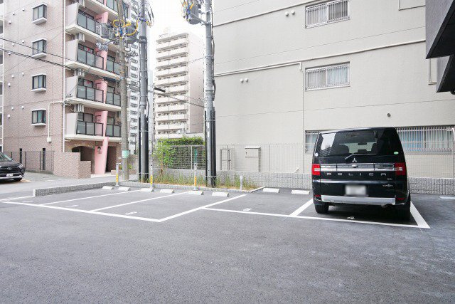 セレニテ新大阪ミラク弐番館の駐車場