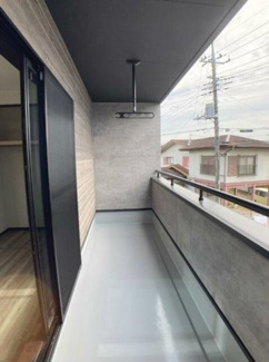 【バルコニー】 | 甲斐市竜王 新築戸建 1号棟 南東角地 甲斐市役所徒歩3分 | ワイドバルコニー 急な雨でも屋根付きなので慌てない慌てない