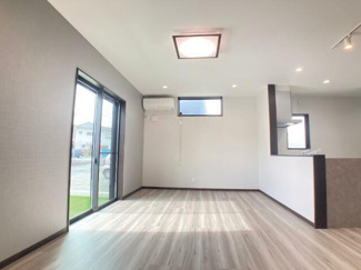 【居間・リビング】 | 甲斐市竜王 新築戸建 1号棟 南東角地 甲斐市役所徒歩3分 | 18.5帖LDK 広々としたリビング シンプルでカッコいいデザイン