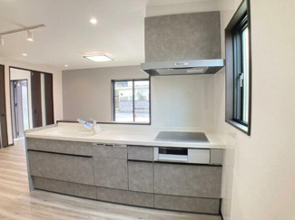 【キッチン】 | 甲斐市竜王 新築戸建 1号棟 南東角地 甲斐市役所徒歩3分 | システムキッチン 食器洗浄乾燥機+IHクッキングヒーター