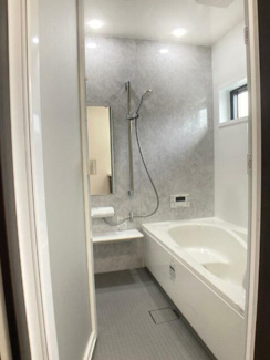 【浴室】 | 甲斐市竜王 新築戸建 1号棟 南東角地 甲斐市役所徒歩3分 | 一坪バス 窓付きで換気もバッチリ