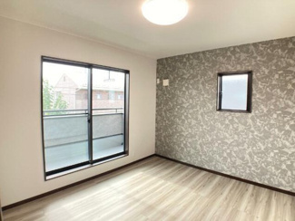 【洋室】 | 甲斐市竜王 新築戸建 1号棟 南東角地 甲斐市役所徒歩3分 | 7帖洋室 アクセントクロスが素敵な洋室 バルコニーへのアクセス可能