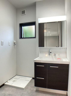 【洗面所】 | 甲斐市竜王 新築戸建 1号棟 南東角地 甲斐市役所徒歩3分 | 三面鏡洗面化粧台 洗面所も窓付き