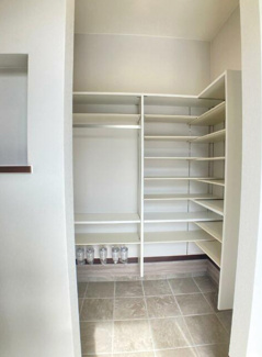 【玄関】 | 甲斐市竜王 新築戸建 1号棟 南東角地 甲斐市役所徒歩3分 | 大きい収納付の玄関