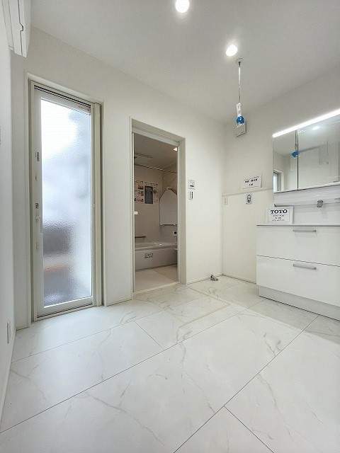 呉市焼山　一戸建　B号地の洗面所|広さのある洗面スペースは、花粉や梅雨の時期に嬉しい室内干しもできます。勝手口から外へも出ることができ、隣接するウォークインクローゼットに収納することもできます。