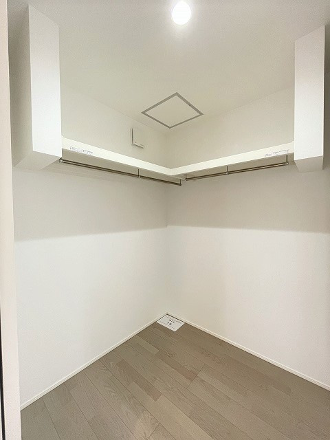 呉市焼山　一戸建　B号地の収納|洗面室に隣接するウォークインクローゼットです。干してある洗濯物など、そのまま収納できる導線となっています。