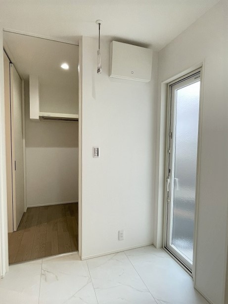 呉市焼山　一戸建　B号地の洗面所|洗面スペースから、ウォークインクローゼット、外へ出入りができる導線です。