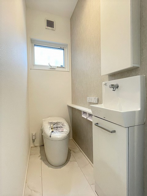 呉市焼山　一戸建　B号地のトイレ|1階のトイレです。スッキリと見えるタンクレストイレが付いており、来客時などに嬉しい手洗い付きです。