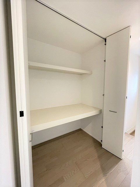 呉市焼山　一戸建　B号地の収納|2階廊下には奥行きのある収納があります。お掃除道具などを入れておくのに便利です。