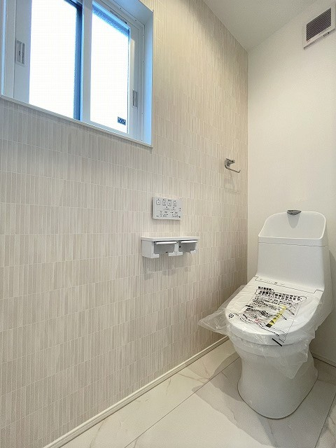 呉市焼山　一戸建　B号地のトイレ|2階トイレです。窓もあり換気にも便利です。