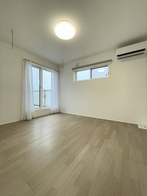 呉市焼山　一戸建　B号地の洋室|7.3帖の洋室です。バルコニーへの出入りもできます。