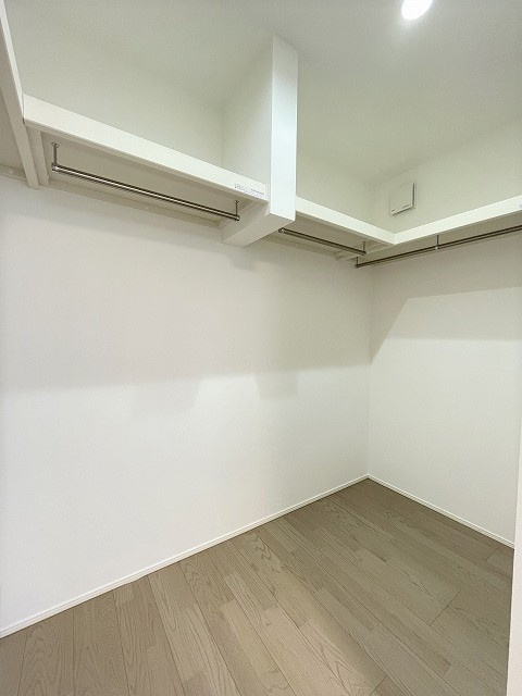 呉市焼山　一戸建　B号地の収納|たっぷりと収納ができるウォークインクローゼットです。高さもあるため、丈の長いお洋服などもそのままハンガーに掛けられます。