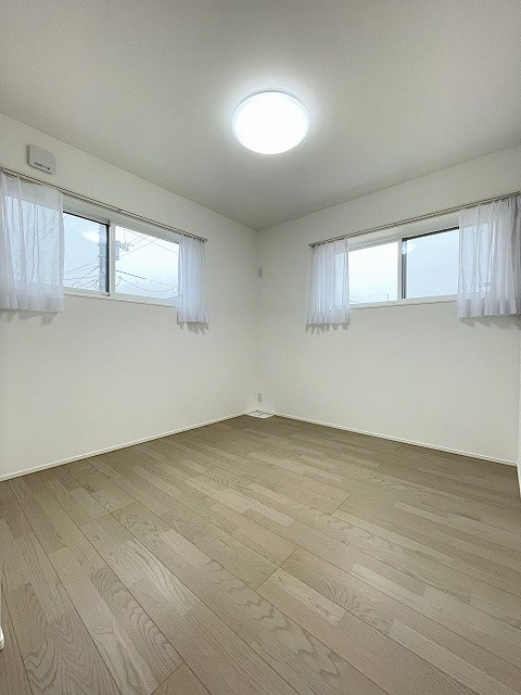 呉市焼山　一戸建　B号地の洋室|5.3帖の洋室です。2面ある窓からしっかりと光が入ります。収納も完備しており、お部屋を広く使うことができます。