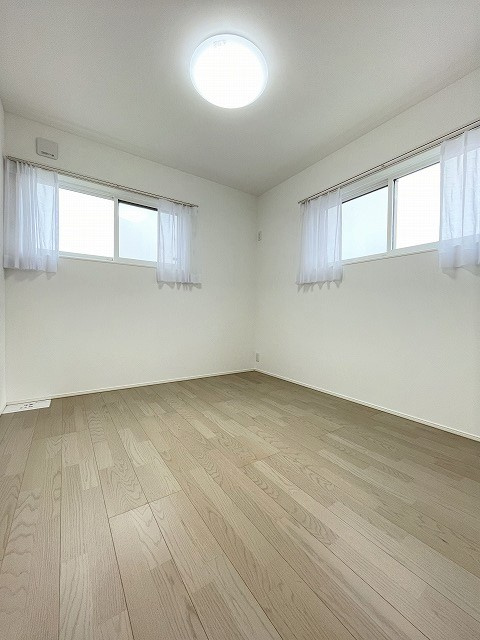 呉市焼山　一戸建　B号地の洋室|5.3帖の洋室です。こちらも2面ある窓から光が入ります。収納も完備しており、お部屋を広く使うことができます。