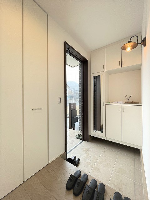 呉市焼山　一戸建　B号地の玄関|玄関の収納も豊富です。お掃除道具などを収納しておくこともできます。