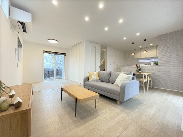 呉市焼山　一戸建　B号地の居間・リビング|広々とした約16帖のLDKです。キッチンから全体が見渡せる配置となっています。