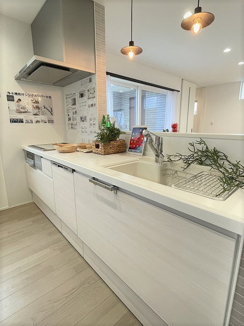 呉市焼山　一戸建　B号地のキッチン|キッチンは浄水器一体型水栓、食器洗い乾燥機、3口IHクッキングヒーターが付いています。