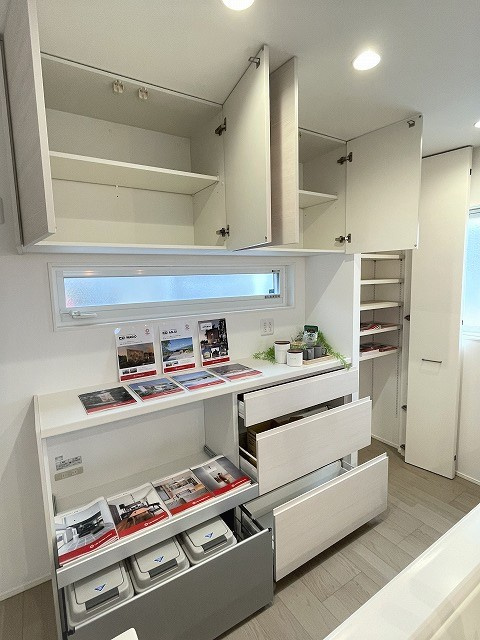 呉市焼山　一戸建　B号地のキッチン|備え付けの食器収納です。大型のものが付いており、収納量が豊富です。