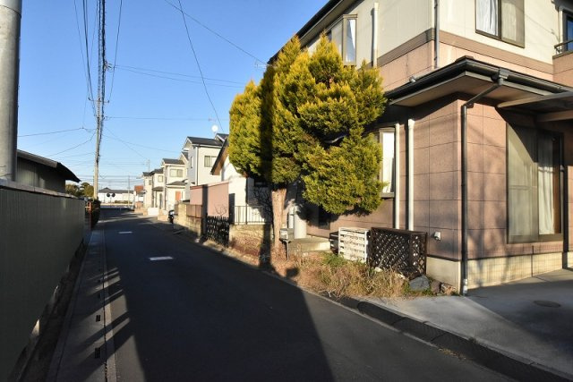 鴻巣市箕田　中古戸建の前面道路含む現地写真