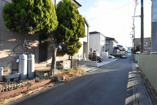 鴻巣市箕田　中古戸建の前面道路含む現地写真