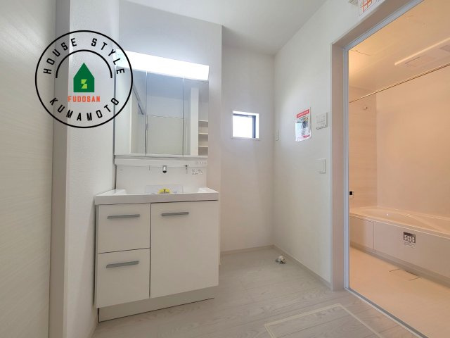 熊本市東区長嶺東1丁目第2-2棟（1号棟）　の脱衣所|ゆとりの洗面スペースで朝の身支度もスムーズに。暮らしを快適に変えるシャワー付洗面台です！