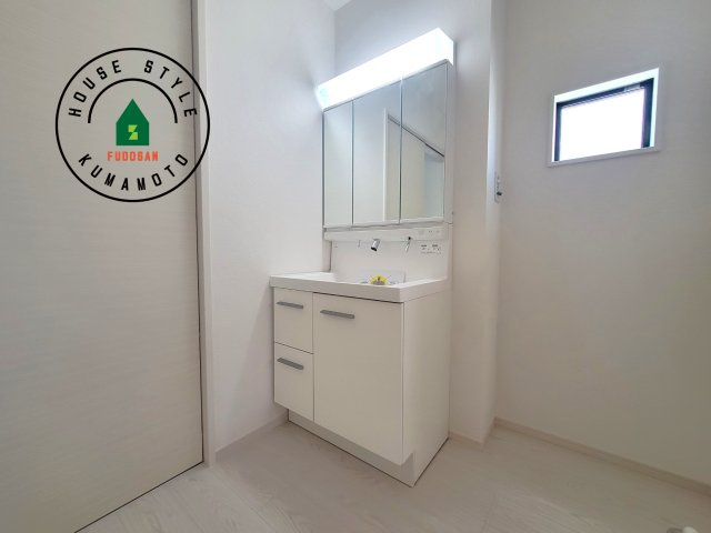 熊本市東区長嶺東1丁目第2-2棟（1号棟）　の独立洗面台|毎日使うものだから清潔な空間を保ちたい水回り。洗面にはそんな願いを解消させてくれる収納アイデアが満載です。三面鏡の裏側にはキャビネットが現れ小物から背の高い物まで収納できます。