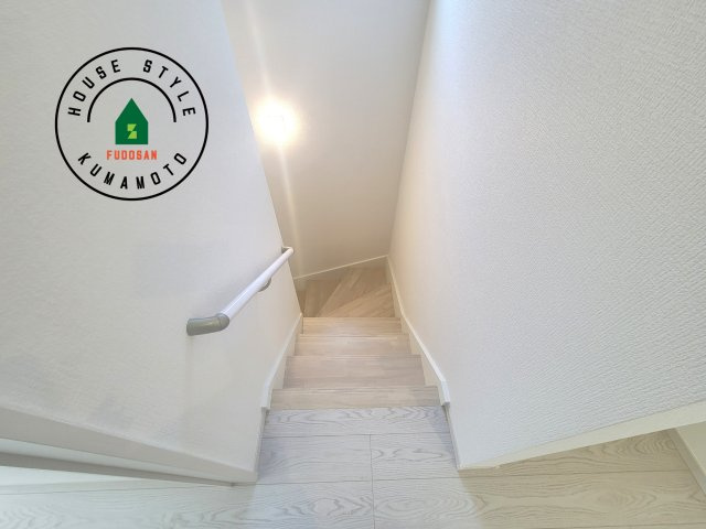 熊本市東区長嶺東1丁目第2-2棟（1号棟）　の内装|＜手すり付階段＞手すりがないと階段の昇り降りで危険なことはもちろん、壁に手をつきながら歩くことで壁紙が汚れやすくなります。すべての方に快適に昇り降りしていただくため、手すりを設置しました。