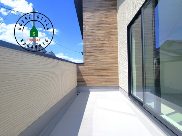 熊本市東区長嶺東1丁目第2-2棟（1号棟）　のバルコニー|風をしっかりと感じられるバルコニーでは、毎日が洗濯日和です。広々としているので洗濯も楽しくなるでしょうし、気分転換にバルコニーからの眺めを楽しむのもいいでしょう。