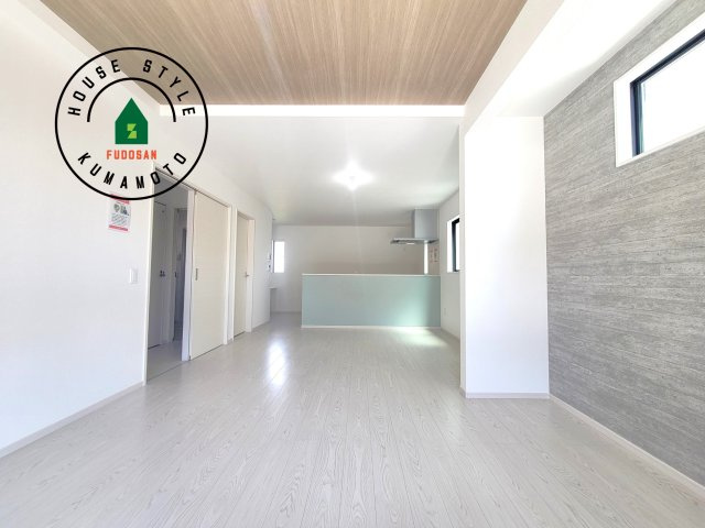 熊本市東区長嶺東1丁目第2-2棟（1号棟）　の居間・リビング|キッチンからリビングをしっかり確認できます。家族の笑顔があふれる空間になりそうですね。