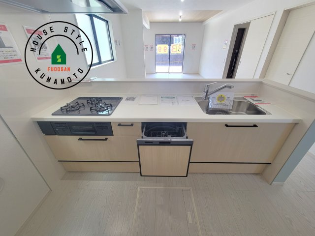 熊本市東区長嶺東1丁目第2-2棟（1号棟）　のキッチン|ご家族を近くに感じられる対面キッチンのLDK。会話もはずみそうですね。