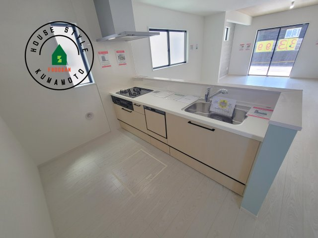 熊本市東区長嶺東1丁目第2-2棟（1号棟）　のキッチン|明るいキッチン作業スペースを多くとりました。ご夫婦でキッチンに立っても調理がしやすい広さです。食器類もすっきりと片付く収納は魅力的です。