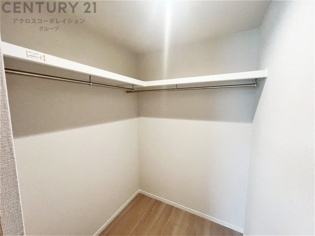 収納力が高く洋服や小物を整理しやすく、更衣室のように使え、部屋がすっきり保てます。収納の配置を自由に調整でき、換気性が良く防湿・防虫対策も可能。快適で機能的な生活空間を実現できます♪
