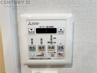 暖房機能があるため、冬場でも温かい浴室で入浴でき、乾燥機能があるため、水気を素早く取り除けます。また、換気機能があるため、湿気を素早く排出してカビや雑菌の発生を防ぐことができます。
