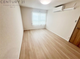 明るい色合いのフローリングとクロスを使用した洋室は家具やインテリアとも調和しやすく空間が広く感じられ開放感を生み出します。自然光を効果的に反射し、室内を明るく保つため、日中の照明使用を抑えられます。
