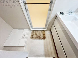 衣服の収納や脱ぎ着や整理整頓がしやすく、湿った衣類を乾燥させるスペースがありカビや臭いの発生を防ぎます。床の汚れを他の部屋に持ち込まず清潔を保つことができます。また快適な入浴環境の整備にも役立ちます。