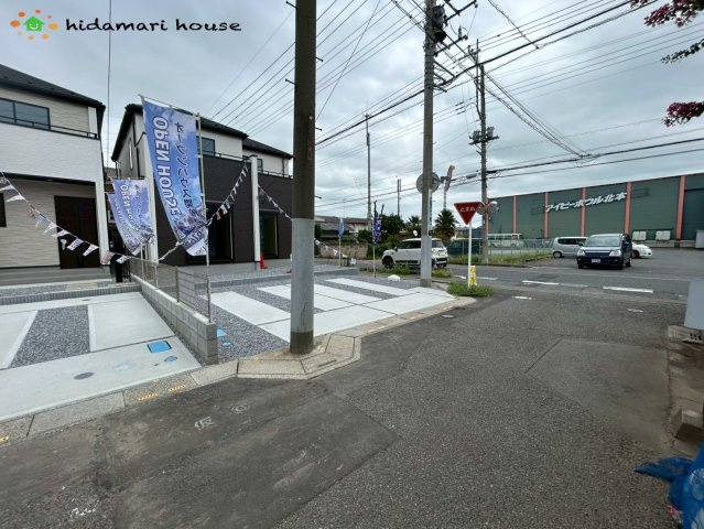 北本市東間3期　新築戸建　グラファーレ03の前面道路含む現地写真