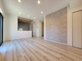 【居間・リビング】 | 甲斐市竜王 新築オール電化住宅 南道路 敷地88坪 駅歩15 | 南に面する15.8帖のLDK　ダウンライトですっきりとした天井