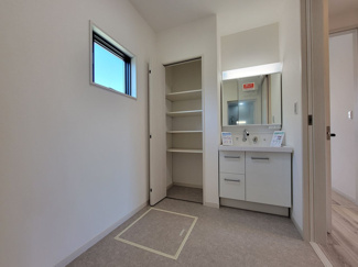 【洗面所】 | 甲斐市竜王 新築オール電化住宅 南道路 敷地88坪 駅歩15 | 2.6帖の広めの洗面室には収納あり