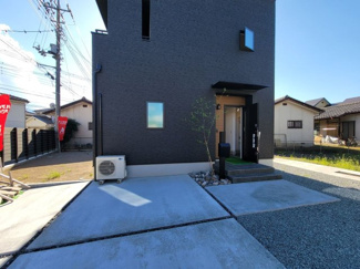 【その他】 | 甲斐市竜王 新築オール電化住宅 南道路 敷地88坪 駅歩15 | 玄関わきの植栽もおしゃれな雰囲気