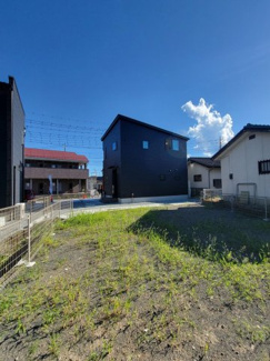 【外観】 | 甲斐市竜王 新築オール電化住宅 南道路 敷地88坪 駅歩15 | 広々としたお庭付き　駐車スペースにもご活用いただけます。