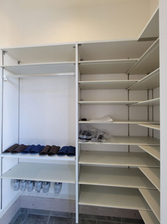 【収納】 | 甲斐市竜王 新築オール電化住宅 南道路 敷地88坪 駅歩15 | 玄関のシューズインクローゼット　かなり収納可能