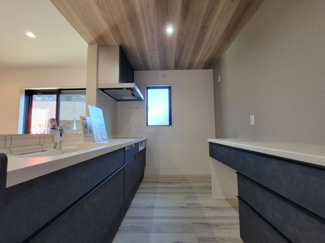 【キッチン】 | 甲斐市竜王 新築オール電化住宅 南道路 敷地88坪 駅歩15 | ポップアップ天井でおしゃれなキッチン