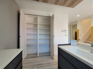 【キッチン】 | 甲斐市竜王 新築オール電化住宅 南道路 敷地88坪 駅歩15 | キッチンパントリー　可動棚仕様