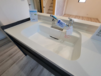 【キッチン】 | 甲斐市竜王 新築オール電化住宅 南道路 敷地88坪 駅歩15 | 人造大理石トップ、シンク　浄水器一体型水栓付