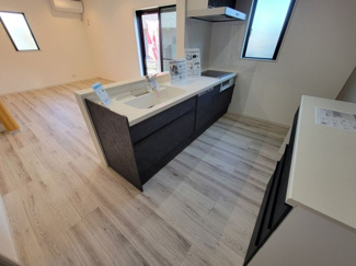 【キッチン】 | 甲斐市竜王 新築オール電化住宅 南道路 敷地88坪 駅歩15 | オープンカウンターキッチン　背面キャビネットあり